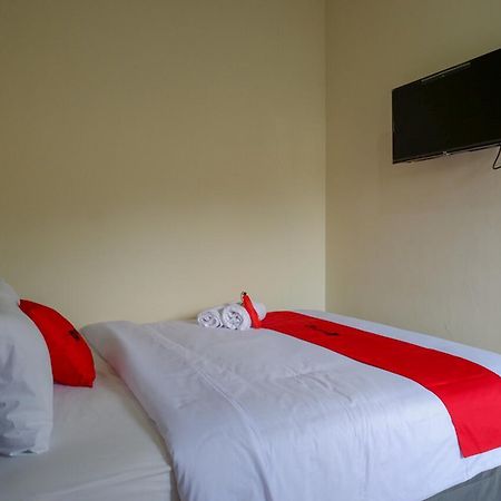Albergue RedDoorz near Terminal Mendolo Wonosobo Exterior foto