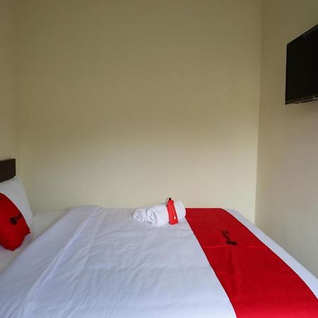 Albergue RedDoorz near Terminal Mendolo Wonosobo Exterior foto