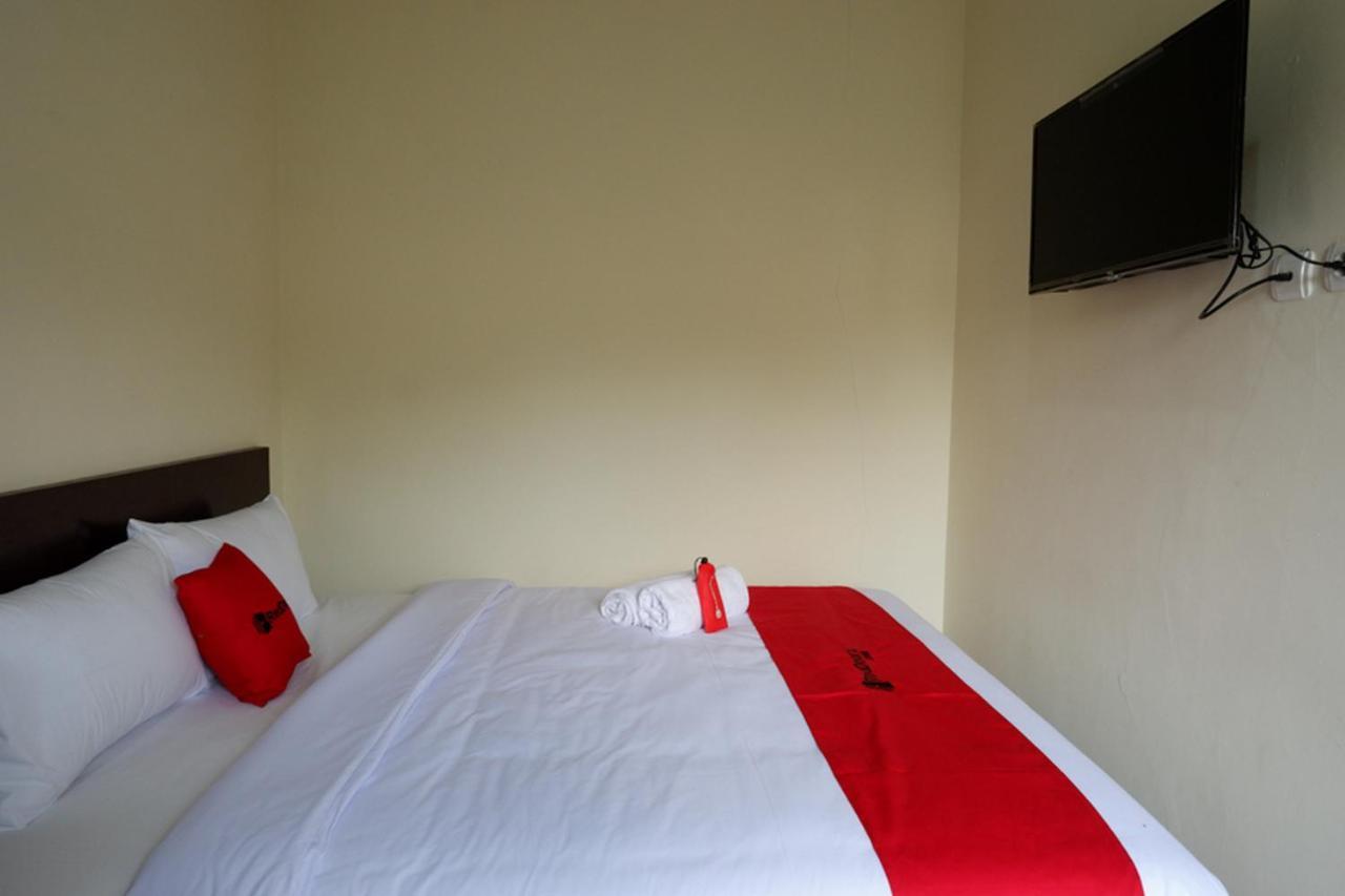 Albergue RedDoorz near Terminal Mendolo Wonosobo Exterior foto