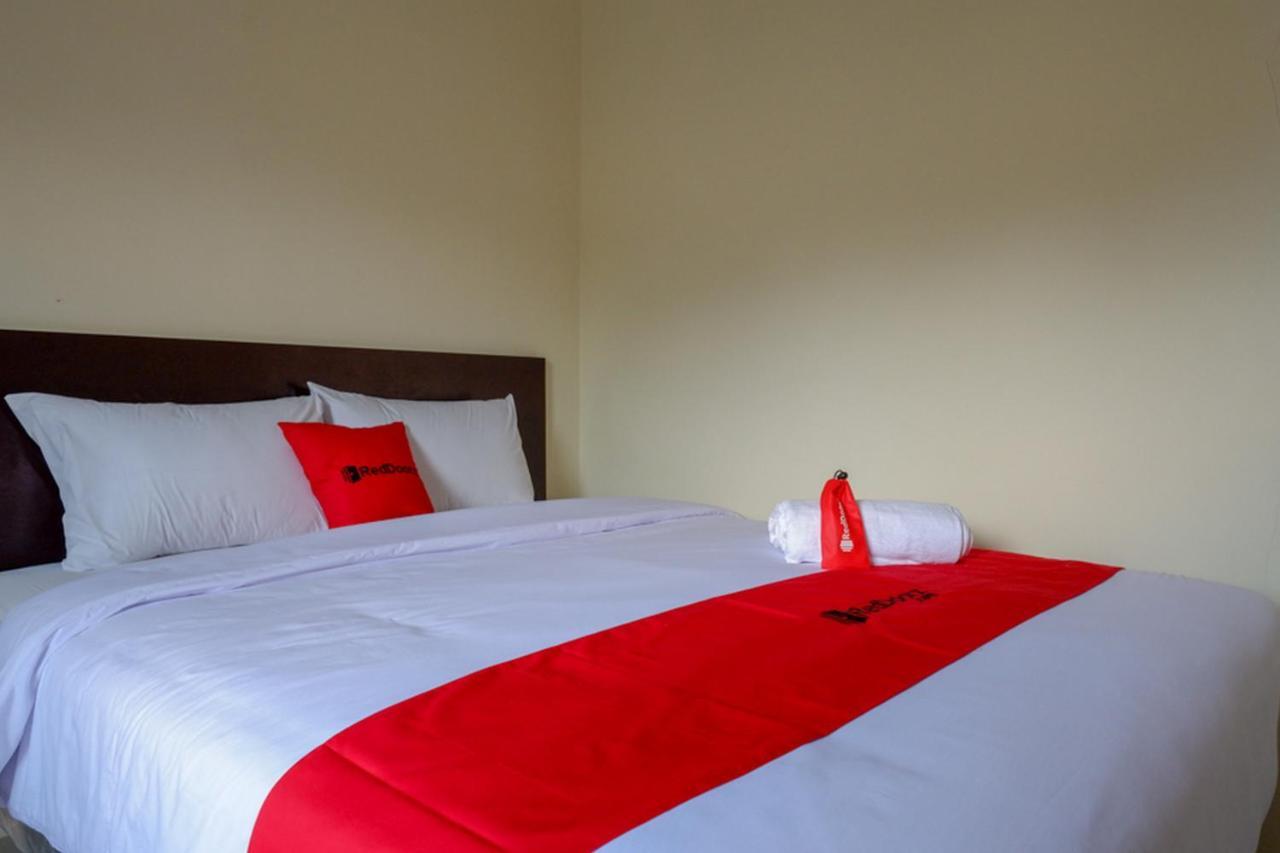 Albergue RedDoorz near Terminal Mendolo Wonosobo Exterior foto