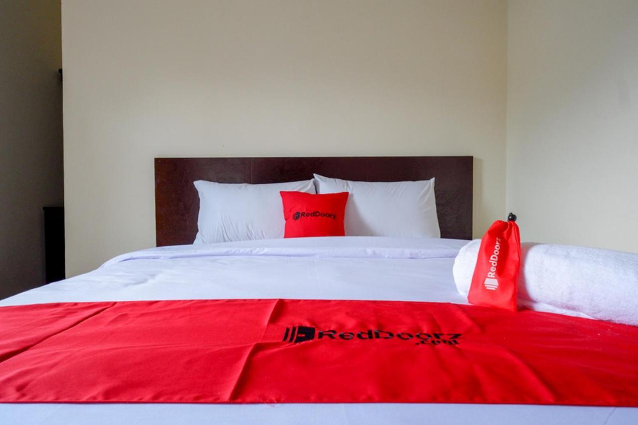 Albergue RedDoorz near Terminal Mendolo Wonosobo Exterior foto